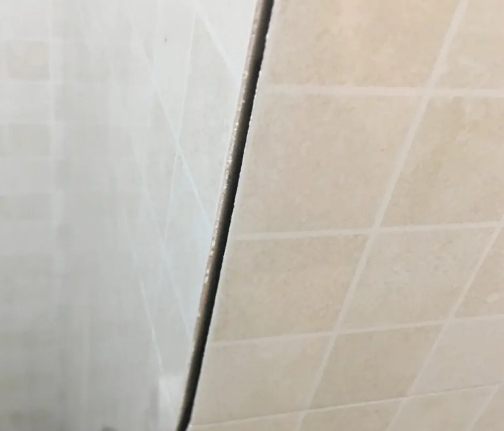 美兰瓷砖空鼓维修公司分享阳台瓷砖脱落的修复过程可以分为以下几个步骤