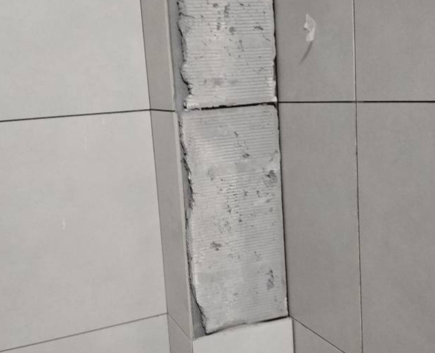 美兰瓷砖空鼓维修公司分享下瓷砖施工前基层浇水润湿程度不足，可能导致以下问题