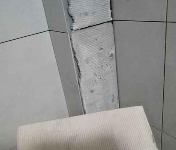 美兰瓷砖空鼓维修公司分享下厨房瓷砖脱落的补救措施。